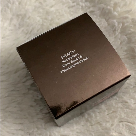 Becca - Targeted Color Corrector in Peach - Picture 2 of 2